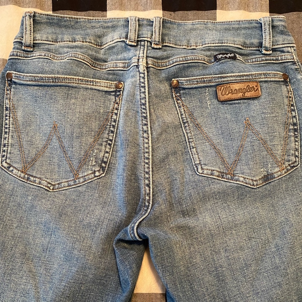 Wrangler naturally distressed light wash boot cut jeans 9 x 34